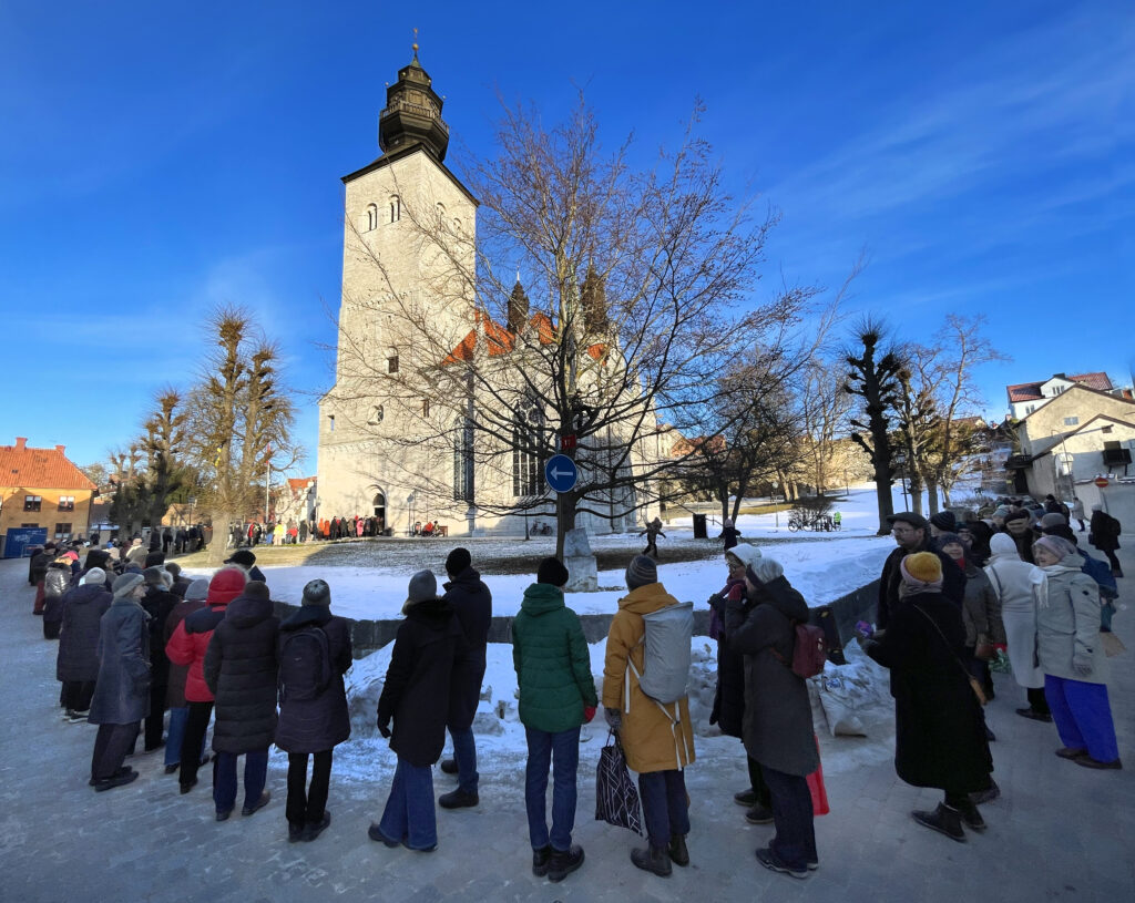 Publik som köar utanför Visby domkyrka